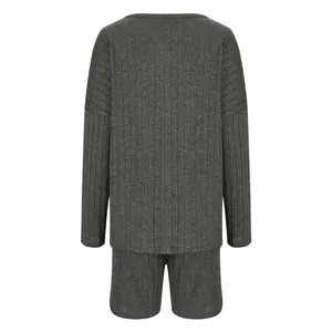 Vista posteriore di un set da casa in maglia a coste grigio con maglia e shorts