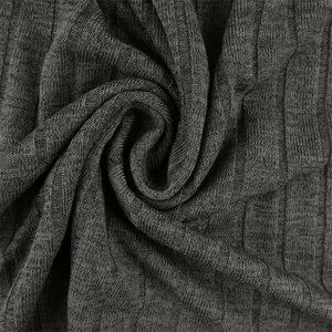 Primo piano macro dettagliato del tessuto a maglia a coste grigio fumo morbido.