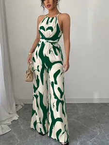 Details des grünen Blumendrucks am Neckholder-Jumpsuit mit weitem Bein und Gürtel