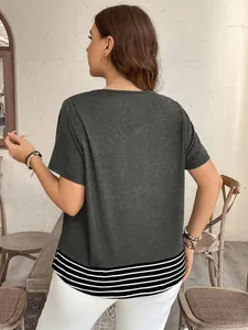 Vista trasera de camiseta gris holgada para mujer con detalle de dobladillo a rayas moda