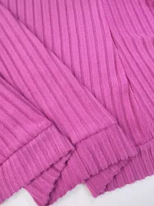 Primer plano de la textura de tela cepillada rosa para cárdigan casual de otoño e invierno