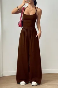 Tuta intera marrone modellante con doppie spalline e gamba larga dal design elegante.