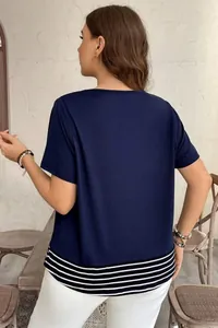 Vista posterior detallada de una camiseta azul marino con un elegante dobladillo