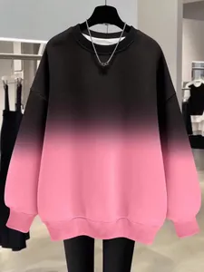 Gros plan sur le dégradé du noir au rose sur ce sweat-shirt oversize tendance.