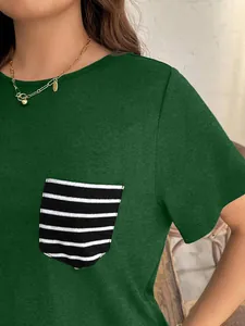 Detalle de camiseta verde oscuro con un bolsillo de rayas blancas y negras a la moda
