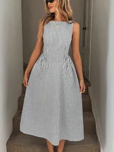 Elegante abito midi senza maniche a righe verticali con tasche indossato da una modella