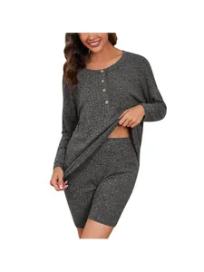 Completo da casa due pezzi grigio in maglia a coste per donna con top a maniche lunghe e pantaloncini