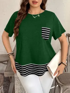 Detalle de una camiseta verde de manga corta con bolsillo y dobladillo a rayas patchwork
