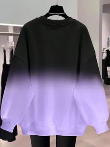 Vue arrière d'un sweat-shirt oversize avec un élégant dégradé de noir et de violet.