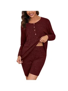 Completo da casa due pezzi in maglia a coste bordeaux con maglia e pantaloncini