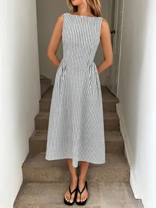 Elegante abito midi senza maniche con classiche righe verticali grigie e bianche.