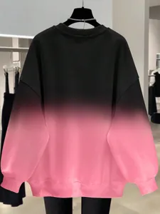 Détail de la vue arrière du sweat-shirt surdimensionné dégradé noir et rose