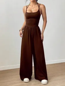 Tuta smanicata marrone con arricciatura e gamba larga per un look femminile elegante