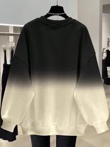 Vue arrière d'un sweat-shirt ample pour femme avec effet dégradé noir et blanc tie-dye.