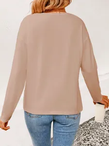 Πίσω όψη ενός χακί casual μακρυμάνικου τοπ με μπλε τζιν παντελόνι για το φθινόπωρο