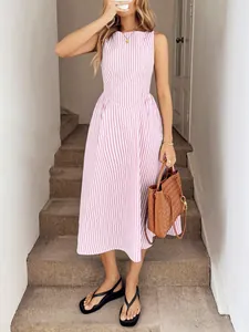 Elegante abito longuette senza maniche a righe verticali rosa e bianche per estate