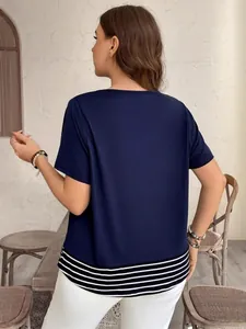 Elegante camiseta azul marino de manga corta con bajo a rayas efecto dos piezas