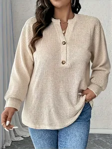 Nahaufnahme eines beigen Henley-Shirts aus Waffelstrick mit strukturierter Gitteroptik