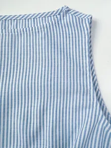 Dettaglio di un abito senza maniche a righe verticali blu e bianche con trama di tessuto.