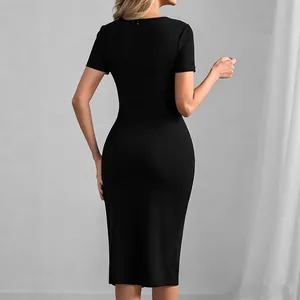 Rückansicht eines eleganten schwarzen figurbetonten Kleides mit Rundhalsausschnitt.