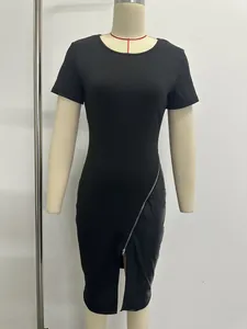 Detailansicht eines schwarzen kurzärmeligen Kleides mit PU-Leder-Patchwork und Reißverschluss