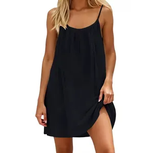 Mini abito nero ampio da donna con spalline sottili e un design casual senza schienale