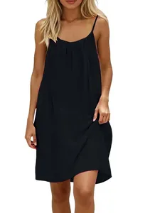 Dettaglio di un abito sottoveste nero largo da donna con un design minimalista senza schiena.