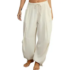 Vista dettagliata dei pantaloni jogger crema con vita elastica a coulisse e tasche