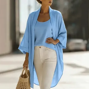 Blaue Leinen-Strickjacke und Tank-Top-Set an einem Model in urbaner Umgebung