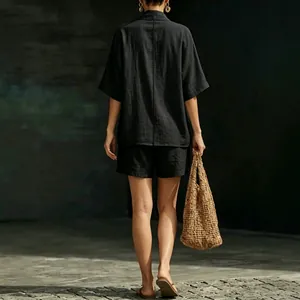 Vue arrière d'un ensemble décontracté noir minimaliste haut et short pour femmes