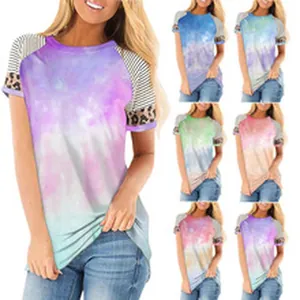 Lässiges Damen-T-Shirt mit Batikmuster, Leopardenprint und Streifenärmeln in vielen Farben.