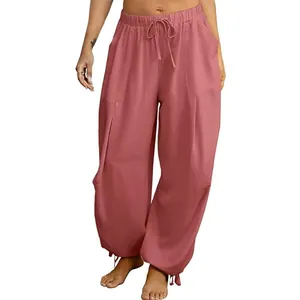 Vista dettagliata dei pantaloni jogger rosa larghi da donna con tasche cargo e vita elastica