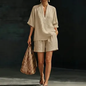 Élégant ensemble deux pièces beige pour femme en lin texturé dans un décor de rue