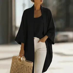 Detailansicht eines eleganten schwarzen Leinen-Cardigans mit passendem Tank-Top für Damen