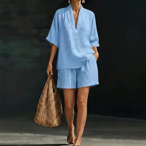 Élégant ensemble deux pièces en lin bleu clair avec col en V et short pour l'été