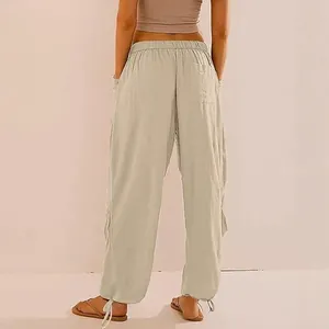 Vista posteriore di pantaloni jogger ampi e alla moda kaki chiaro con vita elastica