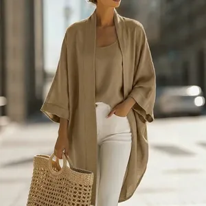 Detailansicht eines zweiteiligen Leinen-Sets für Damen mit Strickjacke und Tanktop
