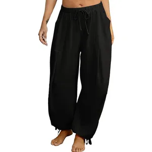 Vista dettagliata di pantaloni jogger neri da donna con vita elastica e tasche laterali.