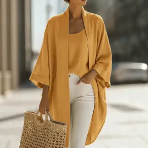 Detailansicht eines senfgelben Leinen-Cardigan- und Top-Sets für lässige Sommermode