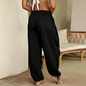 Vista posteriore di pantaloni jogger neri con coulisse e pratica tasca posteriore
