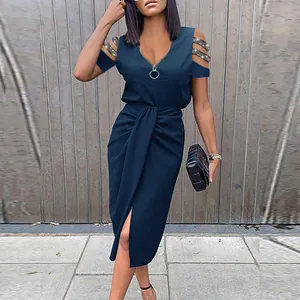 Détail de robe midi bleu marine à col en V avec épaules dénudées strassées et drapé devant