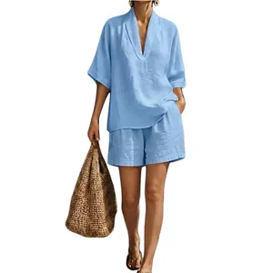 Ensemble décontracté deux pièces bleu clair chic avec haut col en V et short assorti