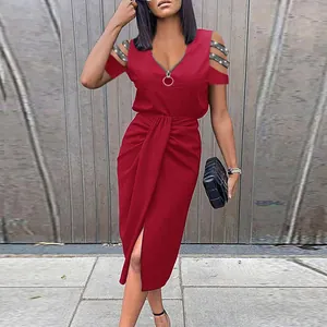 Robe midi rouge élégante à col en V avec épaules dénudées et détail drapé chic.