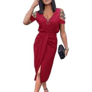 Détail d'une robe rouge à col en V avec manches découpées en strass et drapé devant.