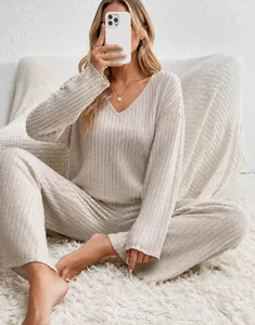 Comodo set da casa beige per donna con scollo a V e trama a costine molto morbida