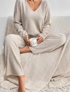 Set da casa in maglia a coste color avena con top con scollo a V e pantaloni a gamba larga