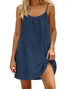 Dettaglio dell'abito corto blu navy con spalline sottili e scollo a pieghe vestibilità