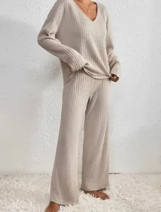 Dettaglio del set da donna beige in maglia a coste con top a scollo a V e pantaloni ampi