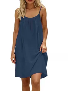 Vista frontale di un abito estivo casual blu navy con spalline sottili per donna