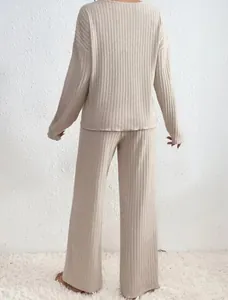 Vista posteriore di un set relax da donna beige a costine con pantaloni a gamba larga